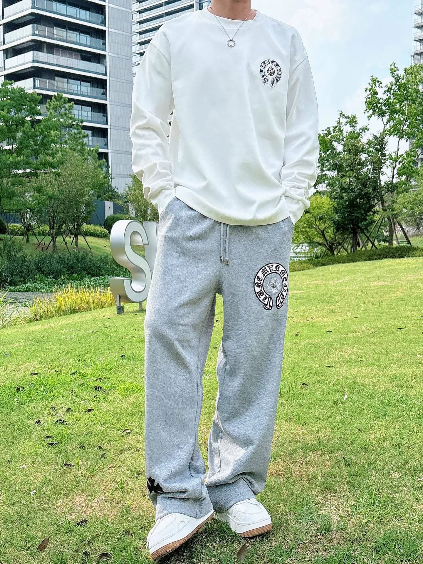 Clothes P 400💰 Pants P 446💰ChromeHearts Chrome Heart Round Neck Long Sleeve Pursuit of quality and absolute guarantee of quality! Using double-sided cotton fabric, the texture is clearly visible, the texture is soft, delicate and smooth, and the customized three-dimensional embroidery and leather patchwork technology is full of drape! The workmanship is fine and the shoulder lines are smooth. All imported chain machines are used to make the shoulder rolling strips. It has a certain thickness and is not made of cheap material but has a shiny feel that is comfortable and not tight on the upper body. It is the most avant-garde street item that can be easily matched by both men and women!  Color: black white Size: m-3xl Style number: 3576➕3750